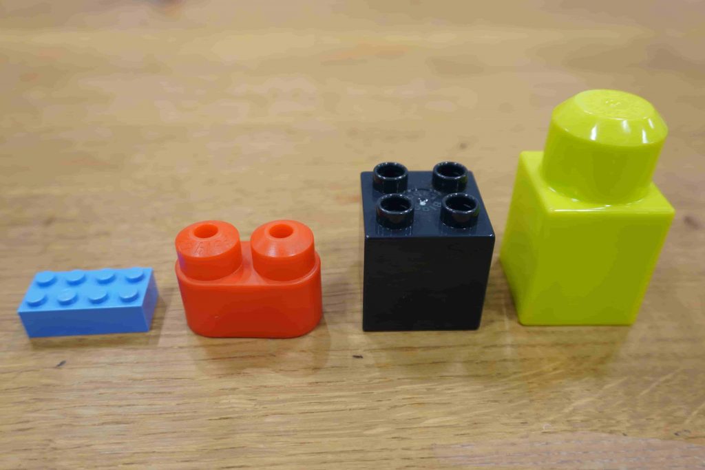 レゴブロック、PolyM、ブロックラボ、メガブロックを横に並べてみた図。メガブロックが圧倒的に大きい。